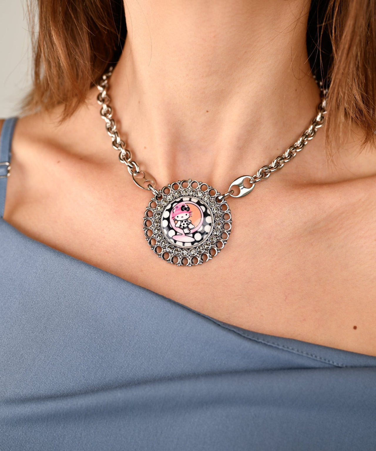 BUBBLE CHAIR KITTY NECKLACE