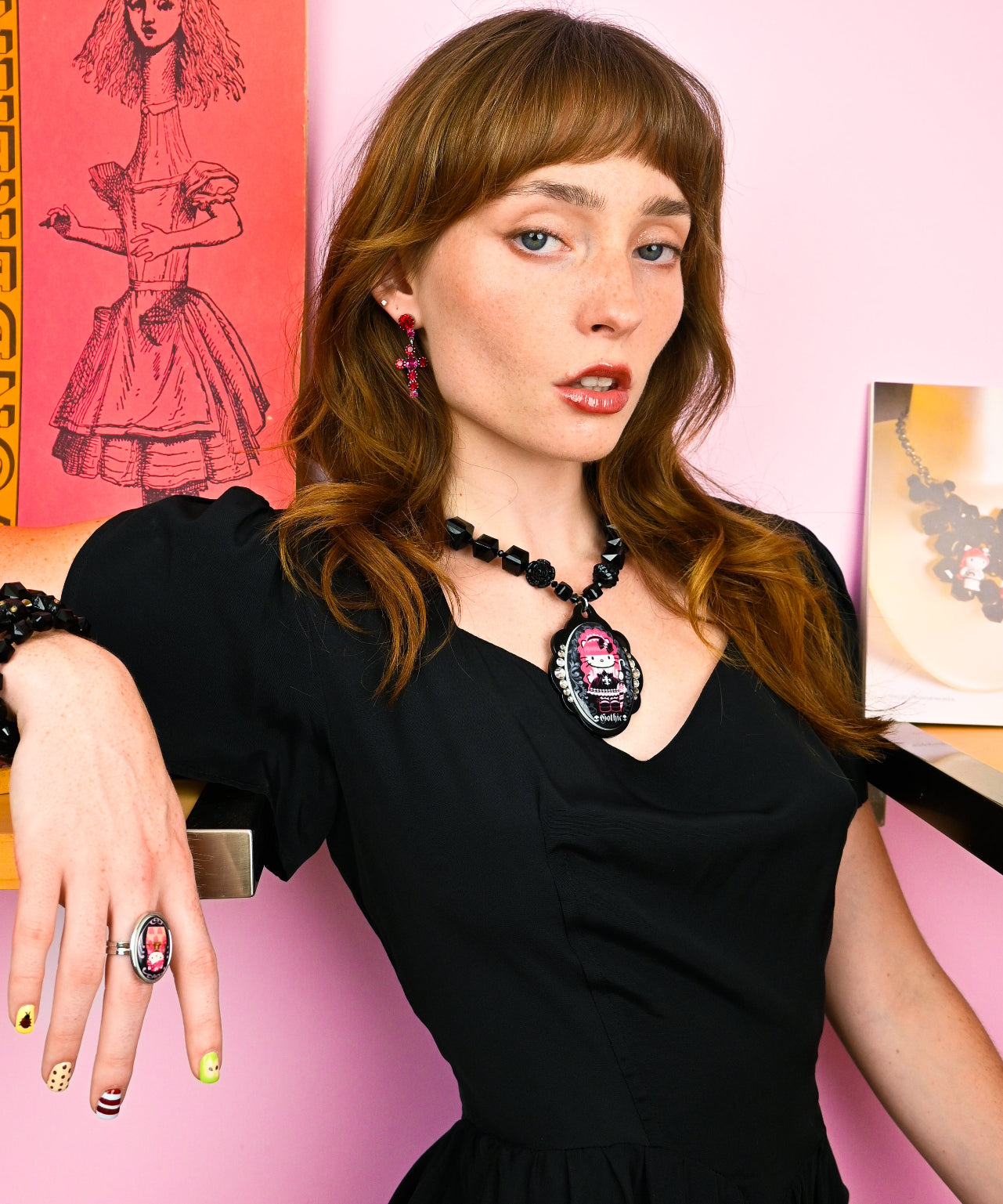 KITTY GOTHIC PORTRAIT NECKLACE